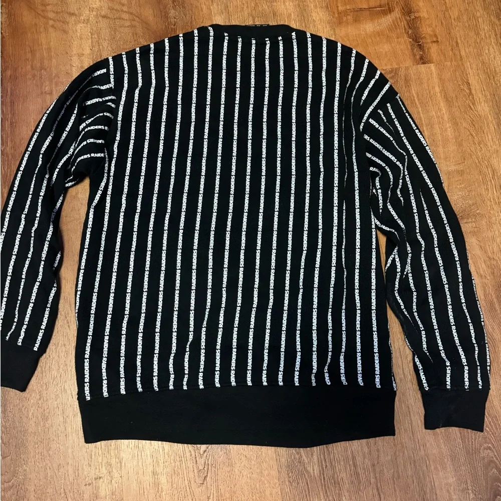 Raider’s Crewneck - Picture 4 of 5